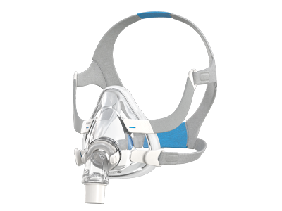 Ein Ausschnitt der ResMed AirFitTM F20 Full Face Maske in der Seitenansicht vor grauem Hintergrund.