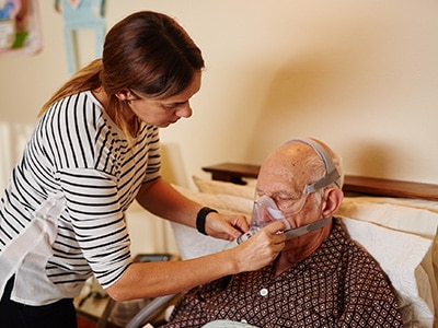 COPD-Patient wird eine Beatmungsmaske angelegt