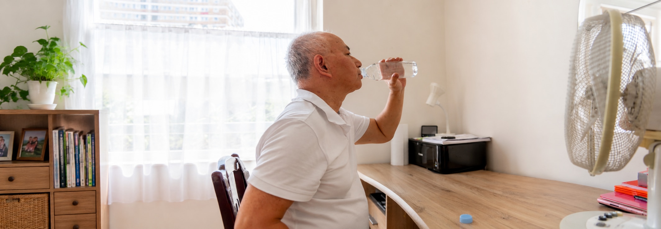 Man_drinking_water_during_summer_warm_weather