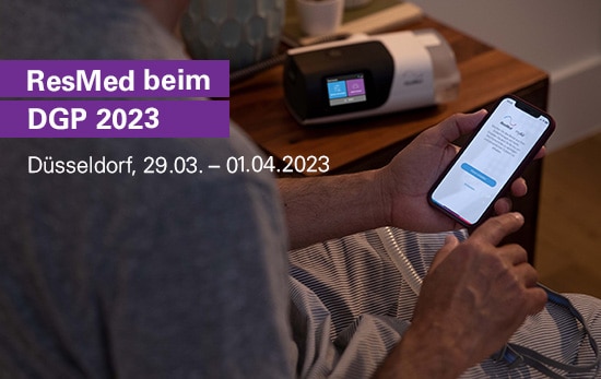 Mann betrachtet myAir App auf Bett sitzend neben AirSense 11