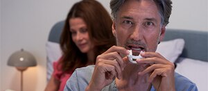Mann setzt sich Narval CC Unterkieferprotrusionsschiene ein