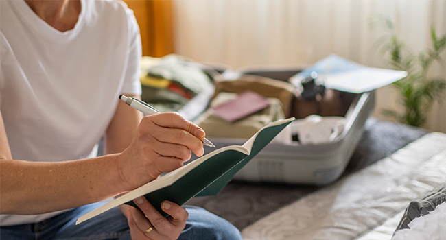  CPAP-Nutzer erstellt eine Reise-Packliste vor dem Urlaub mit tragbarem Therapiegerät
