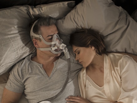 Ein schlafender Patient trägt die ResMed AirFit™ F20 Full Face Maske.