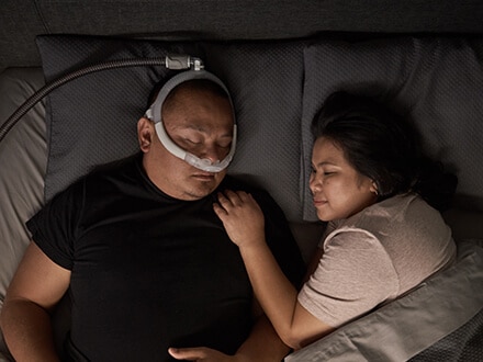 Ein Patient trägt eine AirFit P30i Nasenpolstermaske.
