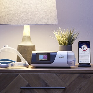 airsense-11-autoset-von-resmed-mit-cpap-maske-auf-nachttisch