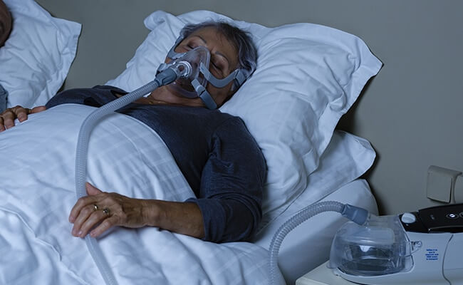 Stellar Paar schlafend im Bett mit Full Face Maske