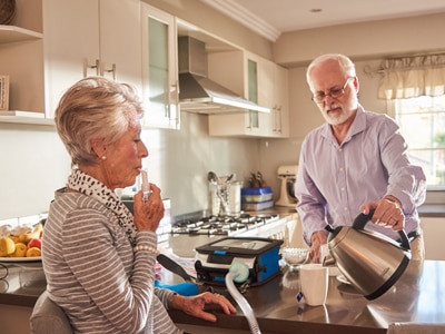 COPD-Patientin erhält nicht-invasive Beatmung