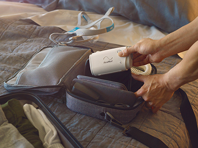 ResMed AirMini Therapiegerät wird in Reisetasche gepackt