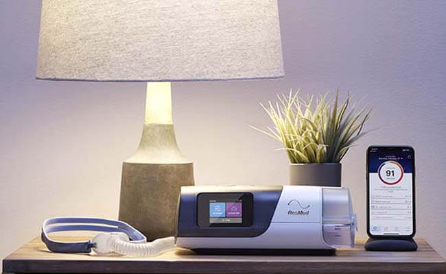 airsense-11-apap-sleep-apnoea-device-nightstand-mobile