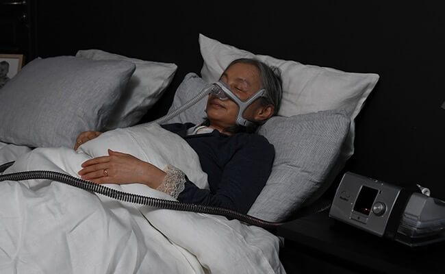copd-schlafende-frau-lumis-nasenmaske