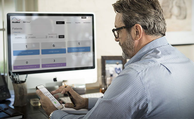 medizinische-fachkraft-nutzt-action-groups-in-airview-von-resmed mobile