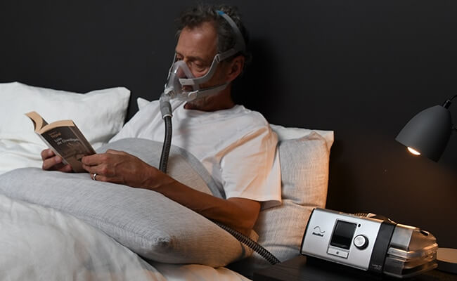 mann_copd_lumis_buchlesen bett full_face_maske