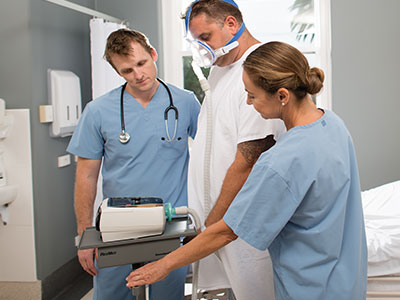 OHS-Patient erhält NIV-Therapie als Behandlung