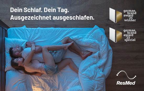 Paar liegt kuschelnd im Bett daneben ResMeds Auszeichnung für den German Brand Award