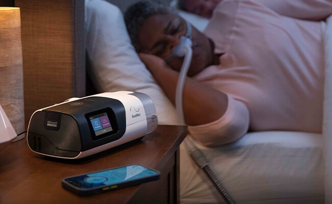 schlafapnoe-patient-der-mit-airsense-11-cpap-schläft mobile