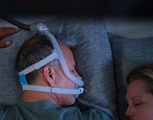 sleep-apnoea-patient-sleeping-on-his-belly-with-AirFit-F30i-mask-mobile