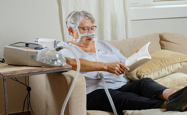 stellar_copd_frau liest buch sofa