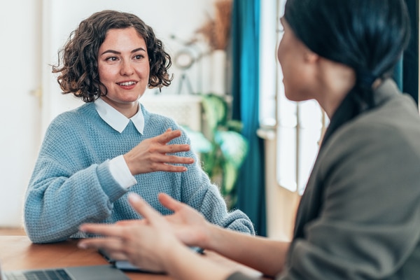  Zwei Personen besprechen die AHI-Werte und deren Bedeutung.